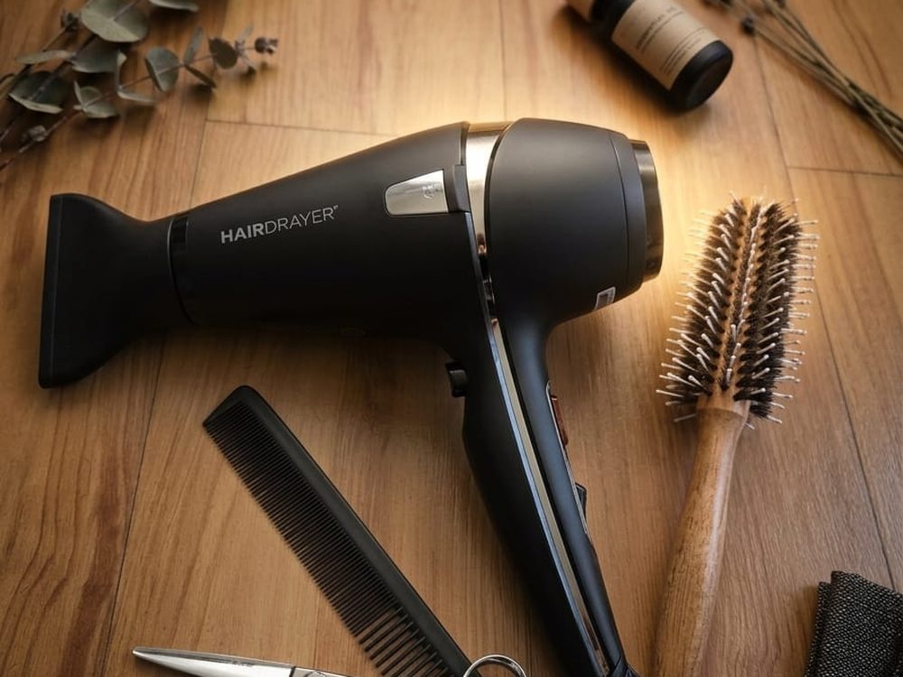Friseur-Werkzeuge: Schere, Kamm und Fön