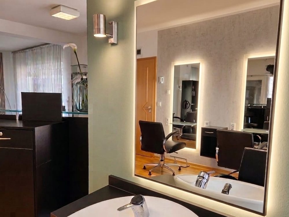 Waschbecken mit Blick auf die Frisierplätze im Friseursalon Häfner