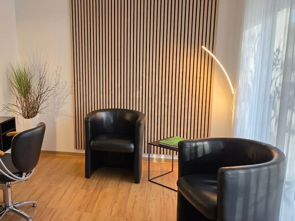 Wartebereich mit Sesseln im Friseursalon Häfner