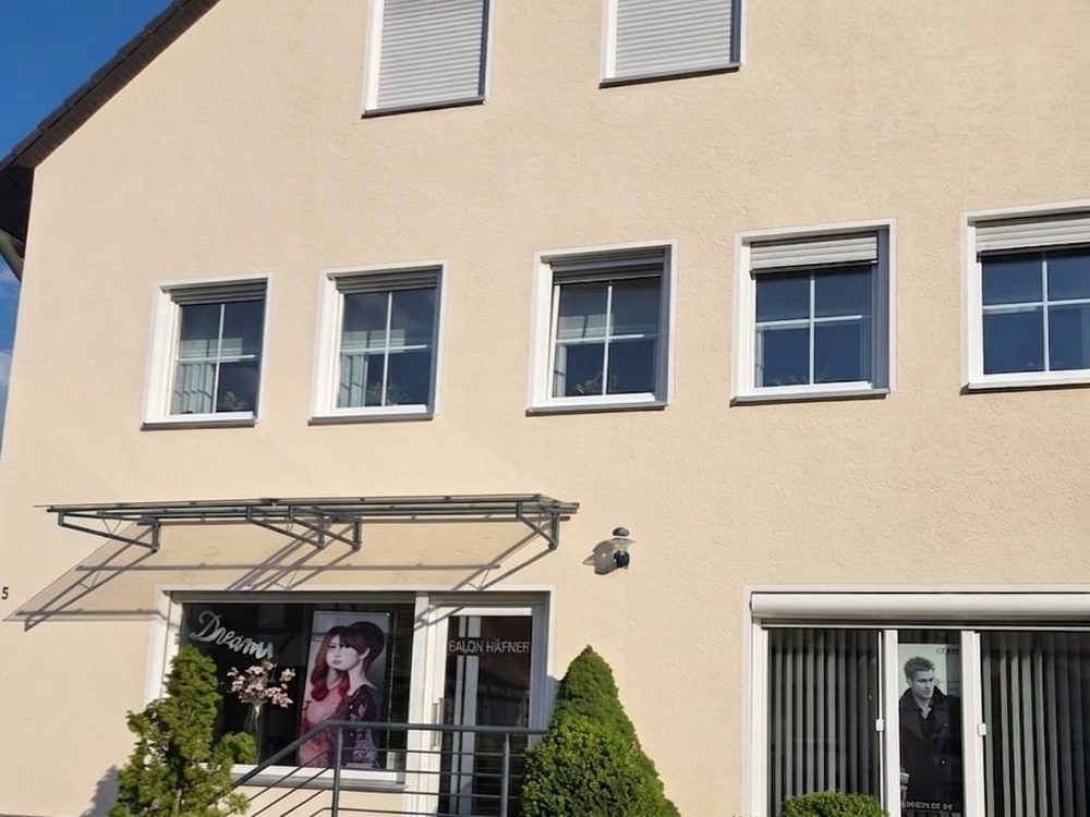 Außenansicht des Friseursalons Häfner mit Schaufenster